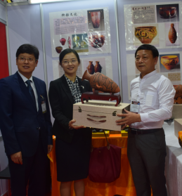 中國(guó)駐泰國(guó)大使館參贊煅煉女士親臨展會(huì)現(xiàn)場(chǎng)，并收藏了劉新安制作的彩陶代表作《小口尖底瓶》