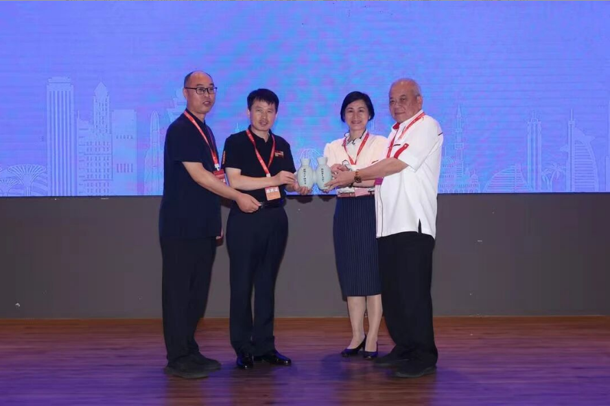 王新軍仰韶雙聯(lián)壺贈(zèng)馬來(lái)西亞，中馬友誼再續(xù)千年雅韻